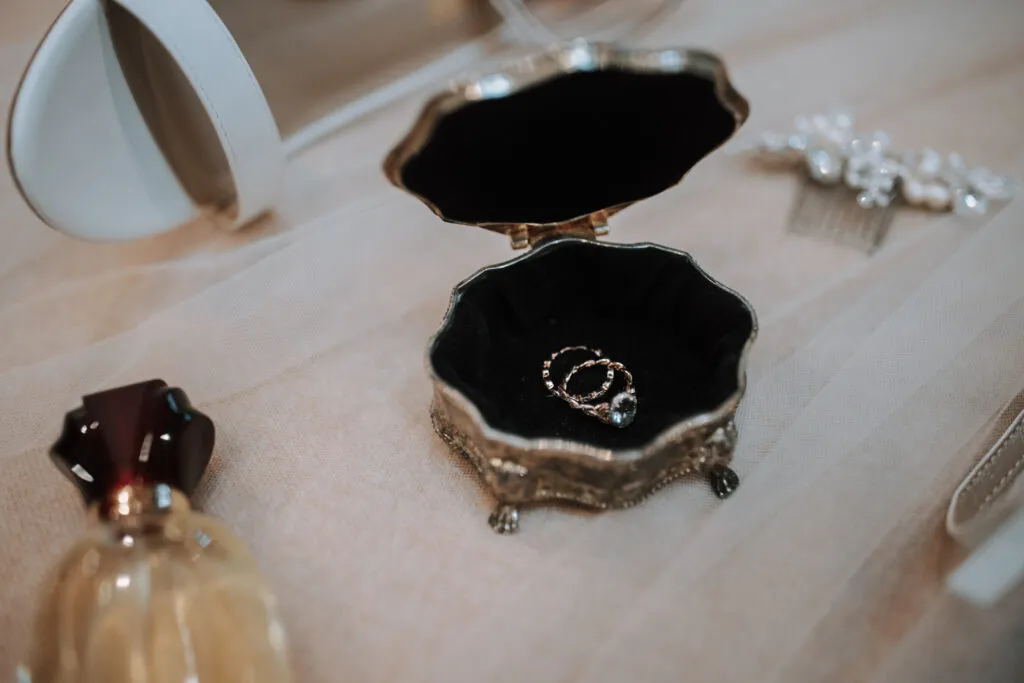 7 Best Vintage Wedding Ring and Dress Shops in Pennsylvania - Image 02 (June 17, 2026)